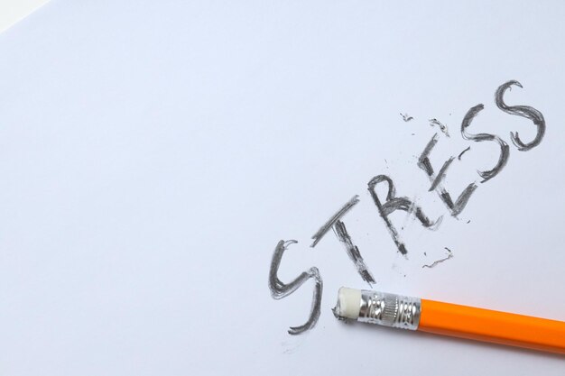 Stress di parola e matita su sfondo bianco spazio per il testo