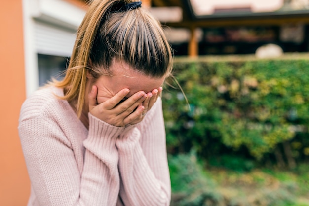 Stress. Una donna piange