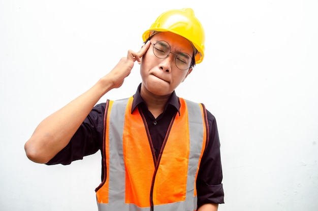 stressato per il lavoro operaio edile maschio asiatico che soffre di mal di testa e hearthacehe.