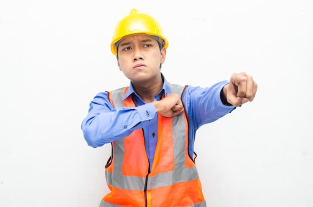 stressato sul concetto di lavoro illustrato da operaio edile maschio asiatico in uniforme di sicurezza