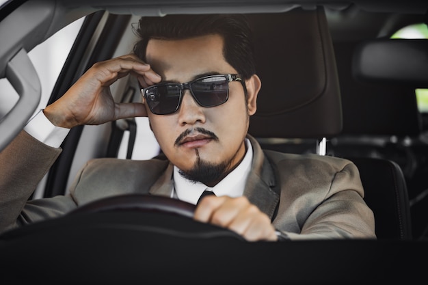 Stressato uomo d'affari alla guida di un'auto