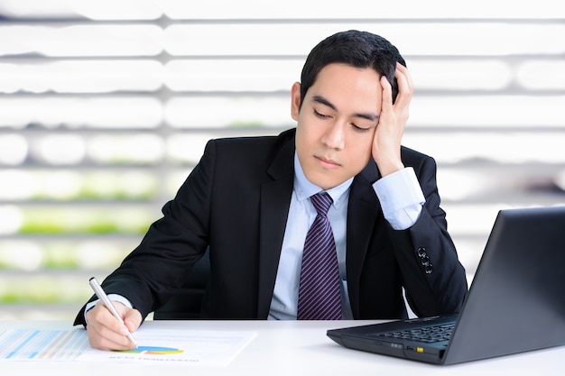 Stressato uomo d&#39;affari con la mano sulla sua testa