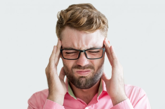 Stressato uomo toccando templi e accigliato