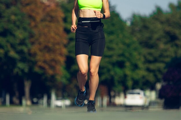 Stretching Atleta corridore femminile che si allena all'aperto Jogger corridore professionista