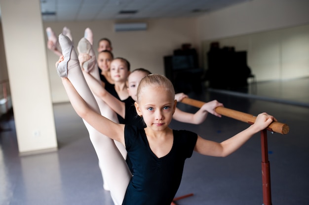 Stretching, bambini in classe di danza classica.