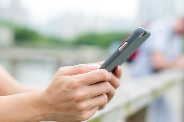 Stretta della donna con il cellulare