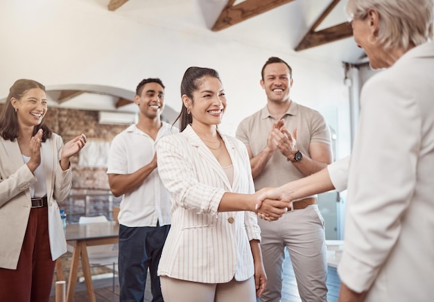 Stretta di mano affare di successo e formazione al lavoro di squadra per la collaborazione in ufficio supporto partnership fiducia o b2b crm Sorriso alla diversità o uomini d'affari felici che applaudono per l'obiettivo o il successo nella riunione