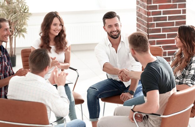 Stretta di mano amichevole ai colleghi durante l'incontro in officina