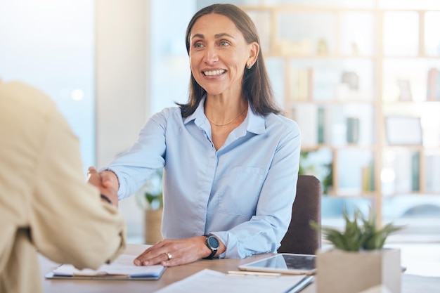 Stretta di mano assunzione e partnership con donna d'affari e accordo con onboarding e colloquio di lavoro Ufficio contratti e gestione delle risorse umane con colloquio di successo e partner