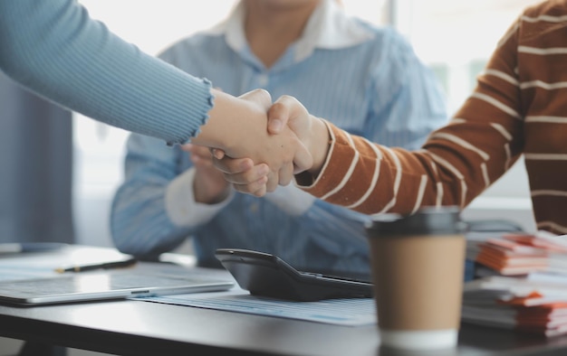 Stretta di mano d'affari per il lavoro di squadra di fusioni e acquisizioni aziendalinegoziazione di successostretta di manodue uomini d'affari stringono la mano con il partner per celebrare la partnership e il concetto di accordo commerciale