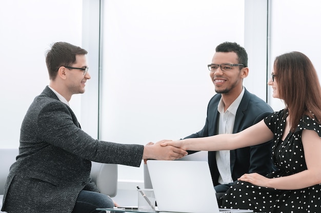 Stretta di mano dei partner commerciali dopo aver discusso un nuovo progetto comune