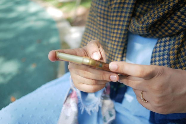 stretta di mano delle donne che tiene smart phone