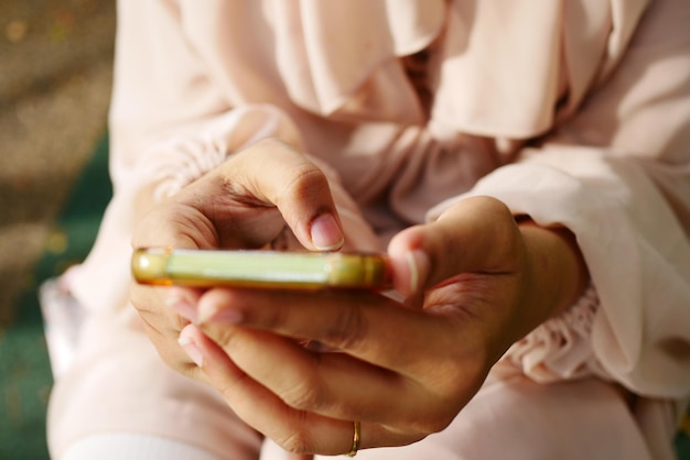 stretta di mano delle donne che tiene smart phone