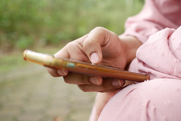 stretta di mano delle donne che tiene smart phone