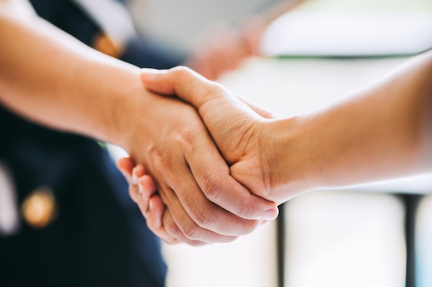 Stretta di mano di affari di accordo di due uomini d&#39;affari che agitano le mani.