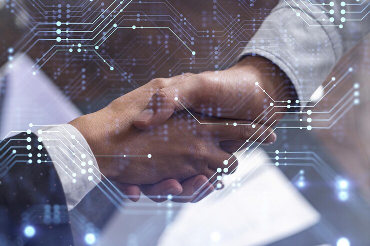 Stretta di mano di due uomini d'affari come concetto di accordo per sviluppare un nuovo software per migliorare il servizio in un'azienda Icone tecnologiche Donna in affari