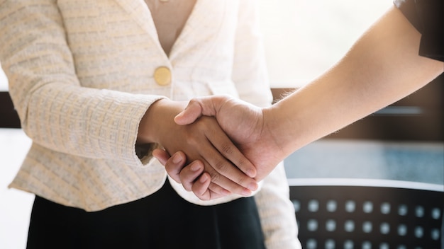 Stretta di mano di uomini d'affari per il lavoro di squadra di fusione e acquisizione di imprese