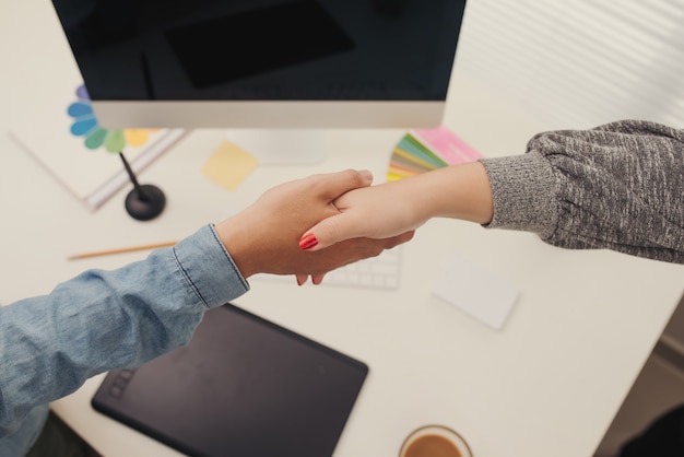 Stretta di mano dopo la riunione in ufficio