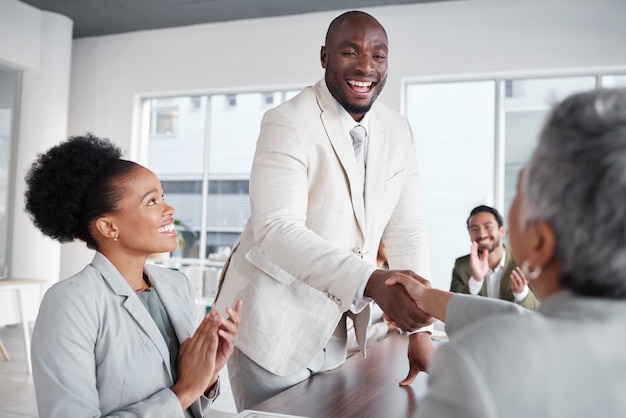 Stretta di mano felice degli uomini d'affari e successo nell'incontro per supporto e applausi assunzione o inserimento del team Collaborazione stretta di mano e congratulazioni promozione e successo con la diversità