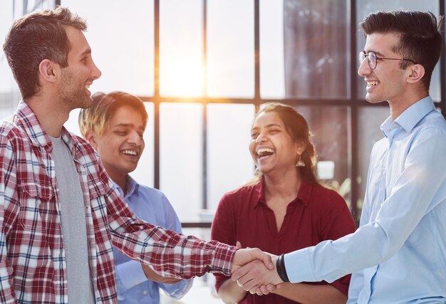 Stretta di mano nel corridoio per una gradita collaborazione o incontro di lavoro con rispetto