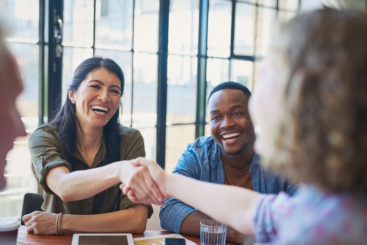 Foto stretta di mano uomini d'affari e incontro di partnership per la collaborazione contratto di lavoro e processo di assunzione in agenzia di startup grazie personale e benvenuto gesto o opportunità di carriera e congratulazioni