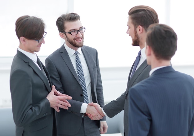 Stretta di mano uomini d'affari in ufficio