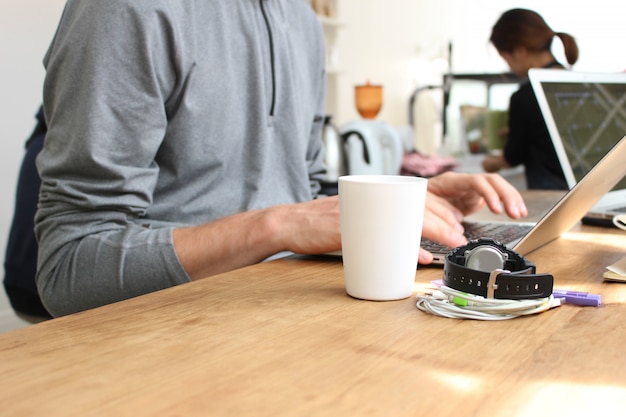 stretta di studente universitario in un momento di lavoro con il portatile nella caffetteria