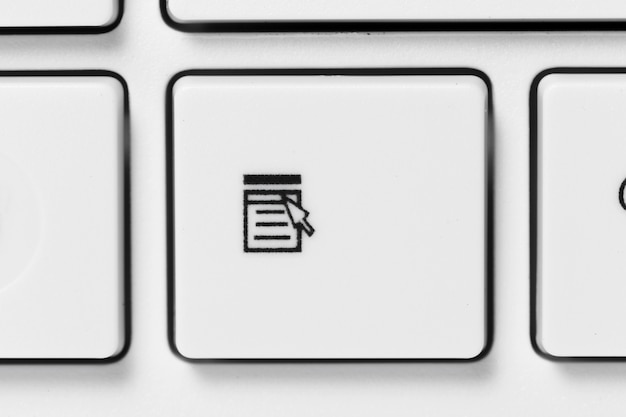 stretta di una tastiera di un computer bianco
