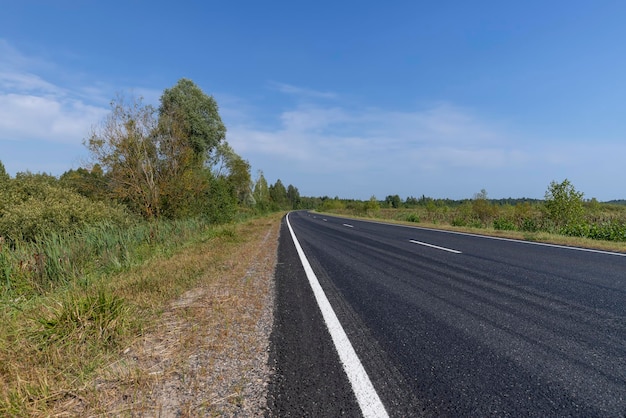 Stretta strada asfaltata per auto parte di una moderna superstrada pavimentata per autoveicoli