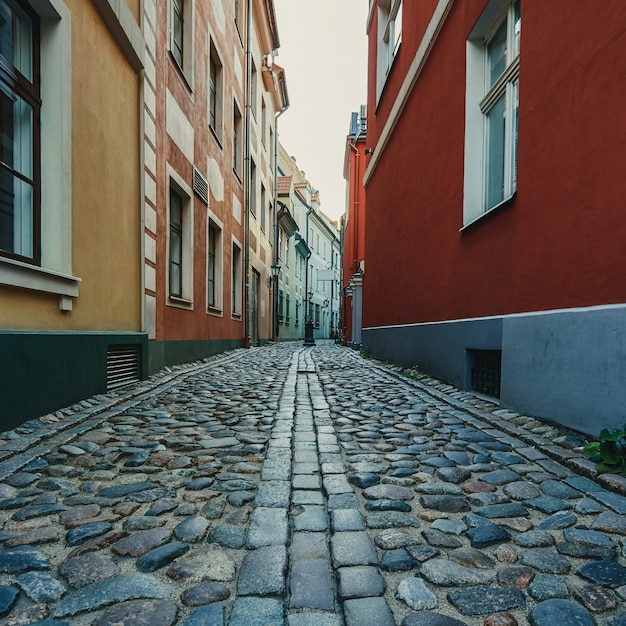 Stretta strada medievale nella vecchia Riga, Lettonia.