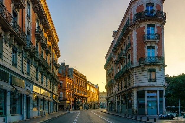 Stretta strada storica con vecchi edifici a Tolosa, in Francia