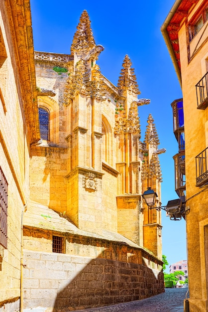 Strette strade medievali della città di Segovia, vicino a Madrid.