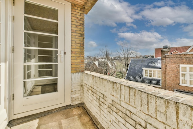 Stretto balcone con porta