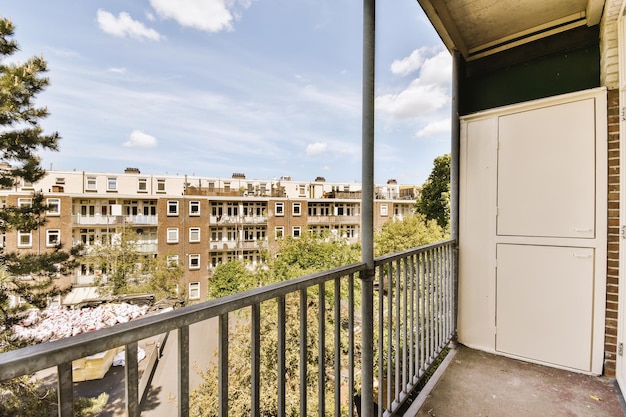 Stretto balcone con porta