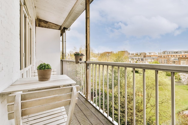 Stretto balcone con sedia e porta