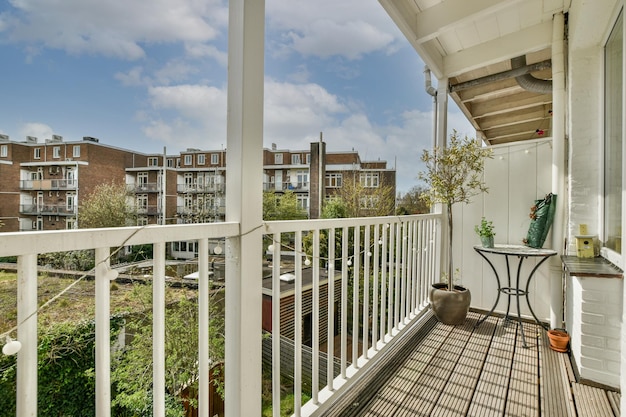 Stretto balcone con sedia e porta