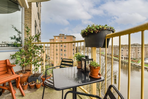 Stretto balcone con sedia e porta