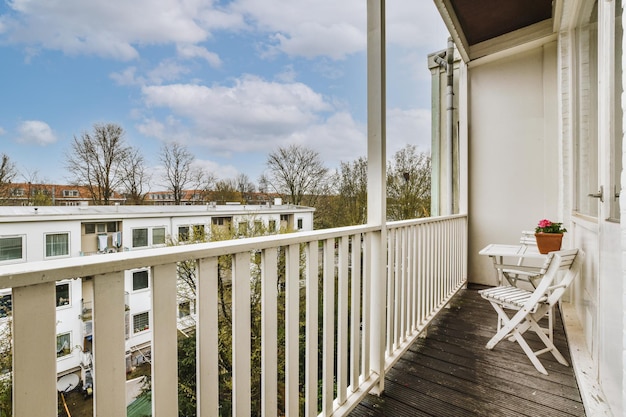 Stretto balcone con sedia e porta