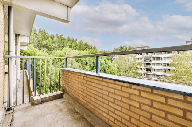 Stretto balcone con sedia e porta