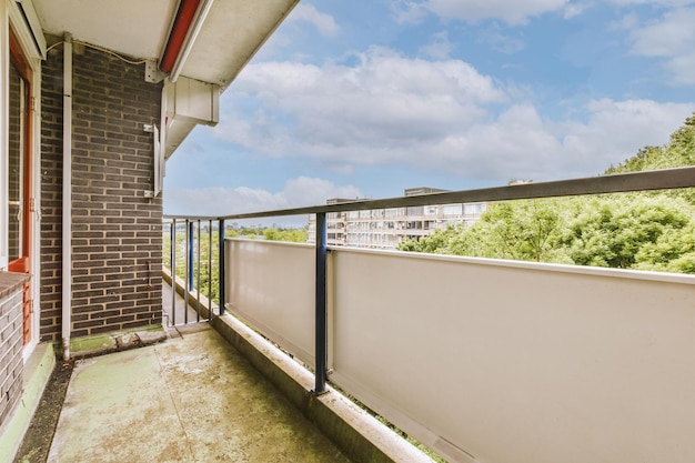 Stretto balcone con sedia e porta