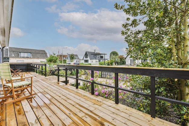 Stretto balcone con sedia e porta