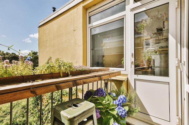 Stretto balcone con sedia e porta