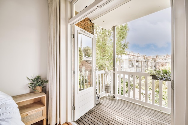 Stretto balcone con sedia e porta