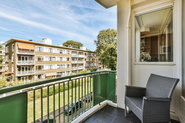 Stretto balcone con sedia e porta