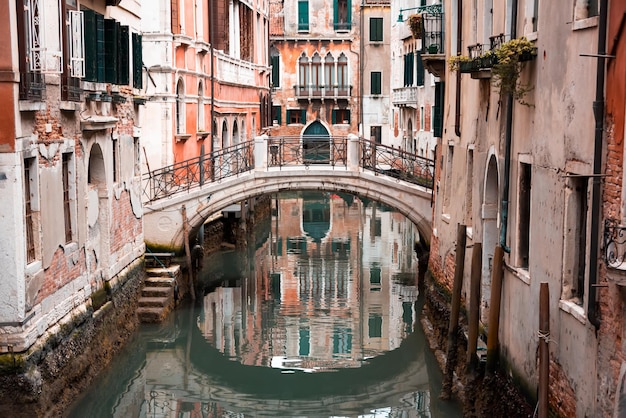 Stretto canale con un ponte a Venezia Italia