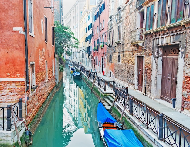 Stretto canale di Venezia in una giornata limpida