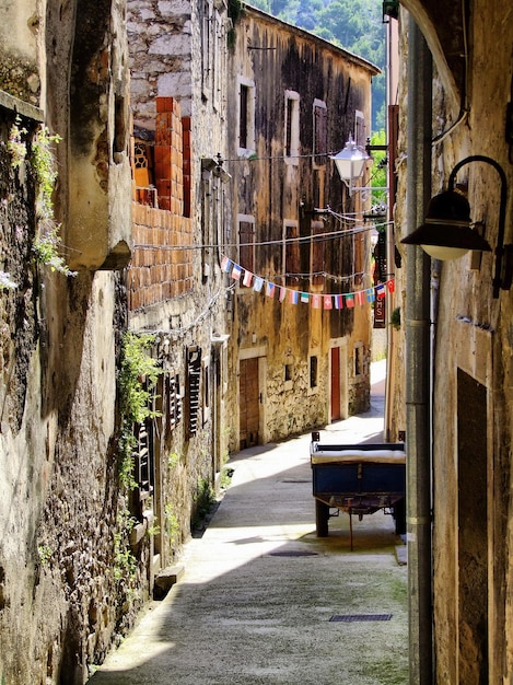 Stretto vicolo che conduce verso gli edifici