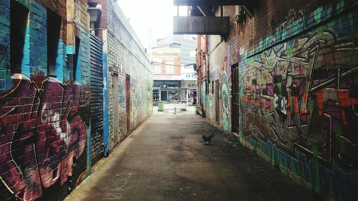 Foto stretto vicolo in città