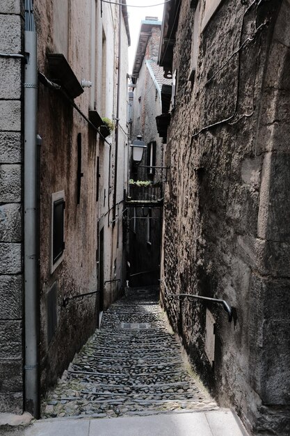 Stretto vicolo in mezzo agli edifici della città