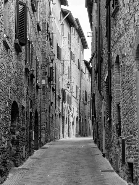 Stretto vicolo in mezzo agli edifici della città